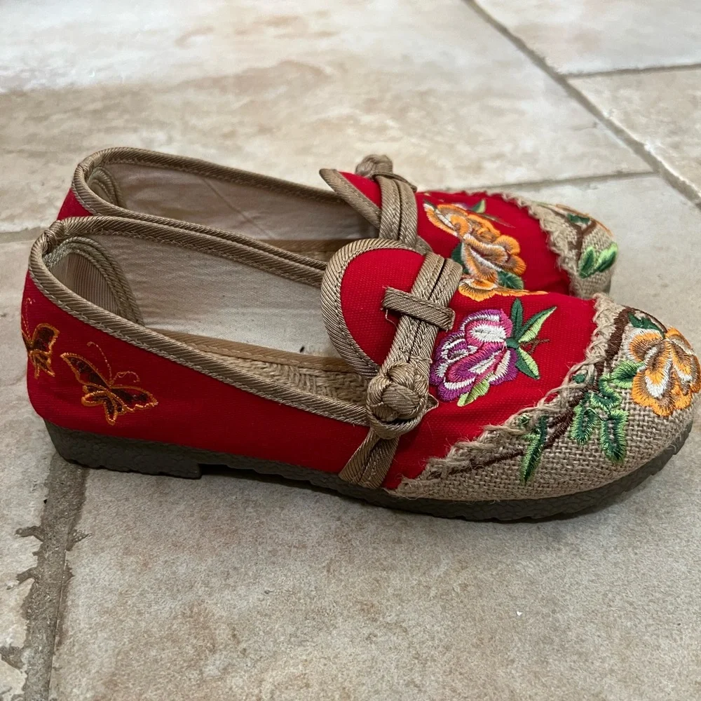 BOGO 💞 Embroidered Red Floral Women's Shoes - Picture 2 of 5